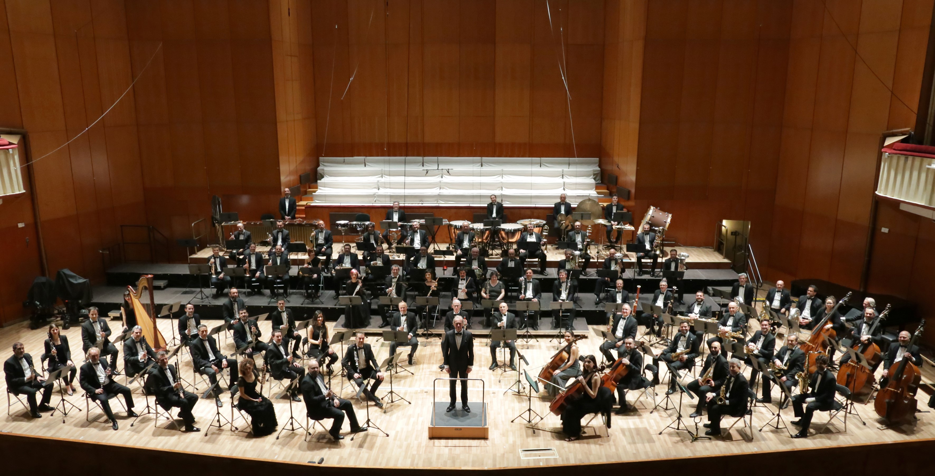Banda Sinfónica Municipal de Madrid en un escenario, vista desde arriba.