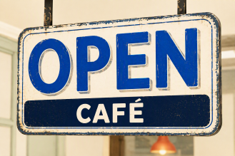 Cartel de caf&eacute; abierto