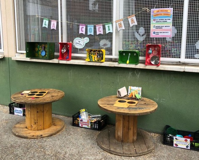 Rinc&oacute;n de juego simb&oacute;lico en el patio del colegio p&uacute;blico