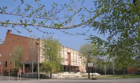 Fachada del colegio público Gloria Fuertes