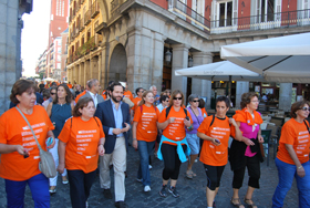grupo de personas en un evento de caminar por la ciudad