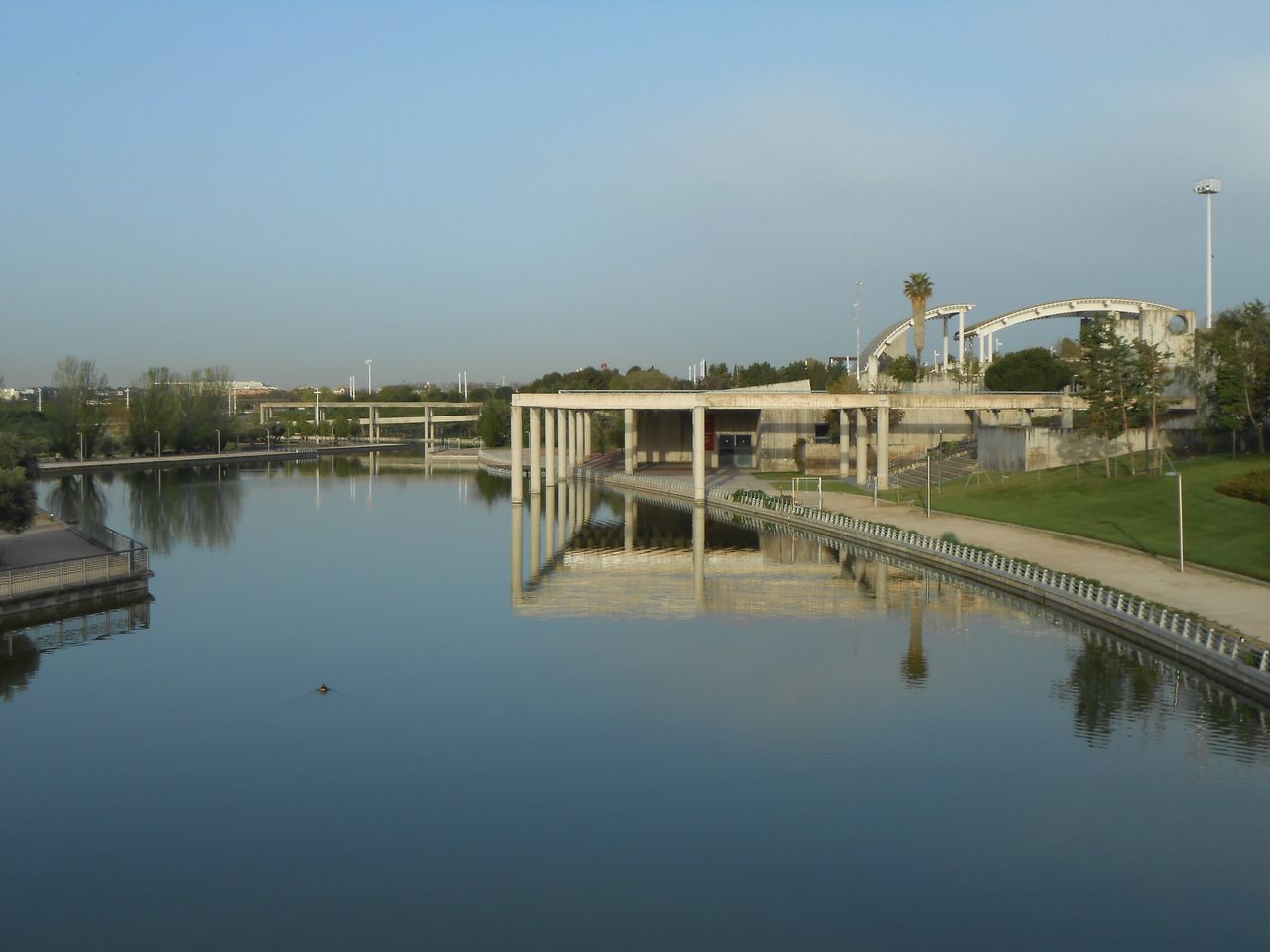 vista de un estanque muy grande del parque